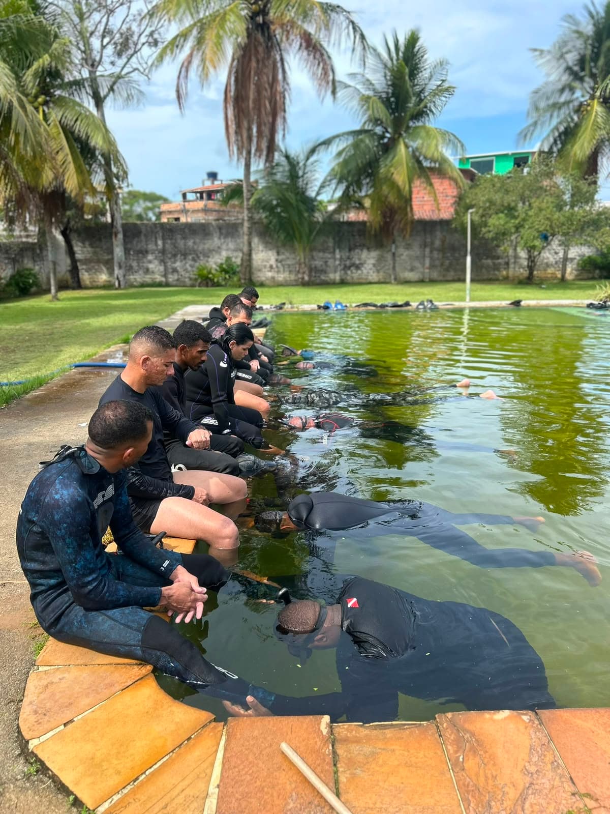 Alunos praticando apneia na piscina